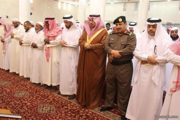 أهالي محافظة محايل عسير يؤدون صلاة الجنازة على الشهيد "عسيري"