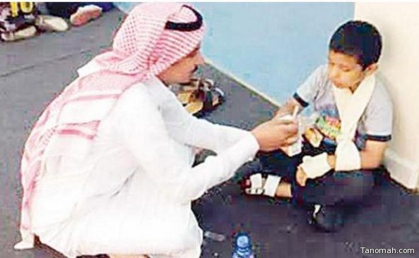 صورة..معلم يساعد طالباً مصاباً على تناول إفطاره