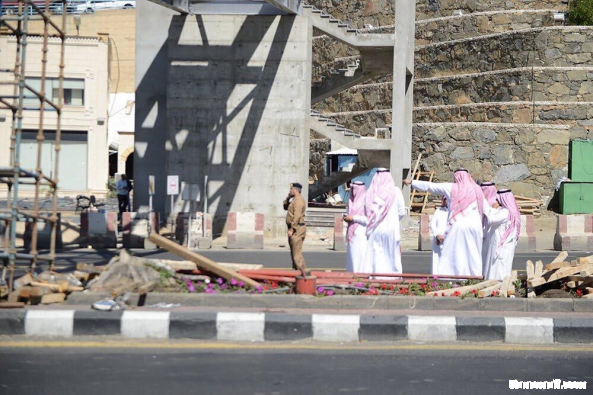 إصابات في سقوط جسر مشاة بأبها