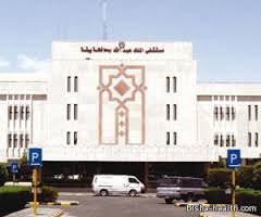 مواطن يثمن جهود مستشفى الملك عبدالله ويكرم استشاري الجراحة العامة بالمستشفى