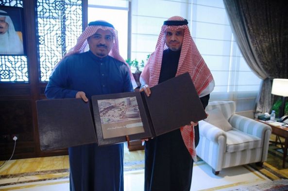 وزير التعليم يتسلم نسخة من كتاب جامعة الملك خالد التوثيقي
