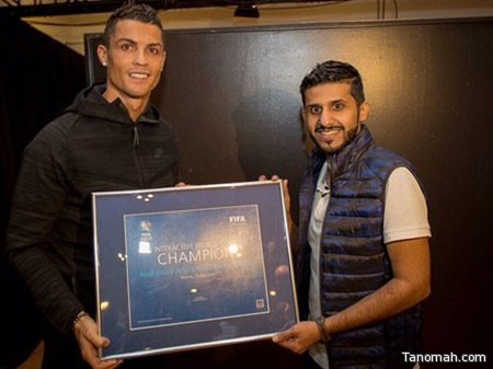 عبدالعزيز الشهري يتسلم شهادة بطل كأس العالم