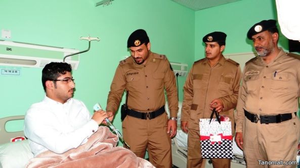 مدير الدفاع المدني بـ #تنومة يزور المصابين المنومين في المستشفى