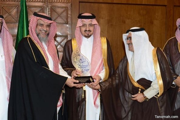 أمير عسير يبارك لجمعية الكوثر فوزها بجائزة التميز