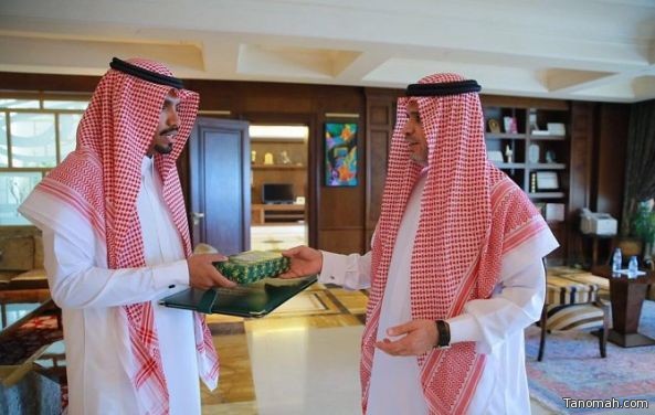 وزير التعليم يسلم المعلم عبدالعزيز الحربي وسام الملك عبدالعزيز