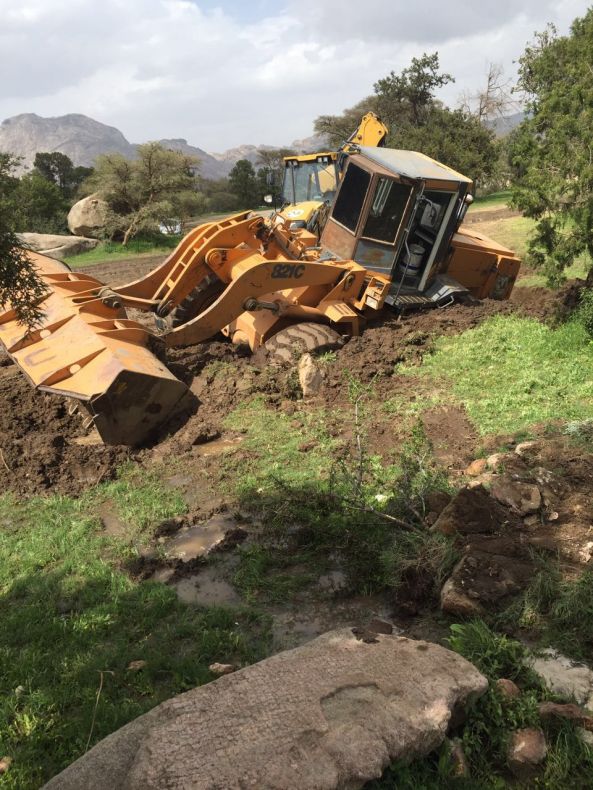 بالصور: "الوحل" يعيق أعمال صيانة المنتزهات في #تنومة