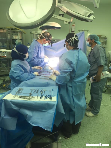 طاقم طبي يجري عملية جراحية معقدة لطفلة يمنية
