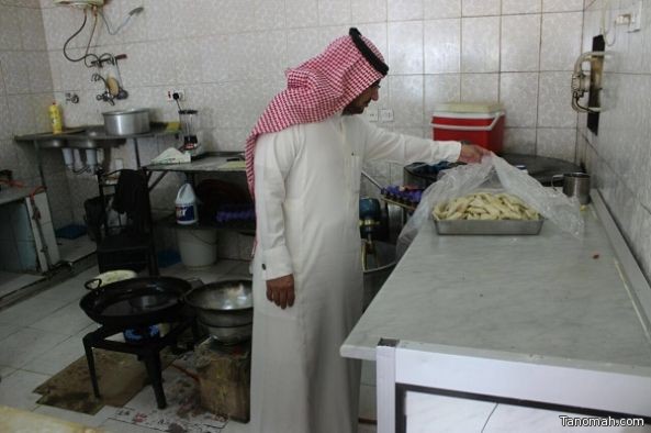 قرابة 330كيلو جرام مواد غذائية تالفة ترصدها بلدية تثليث في شهر رمضان.