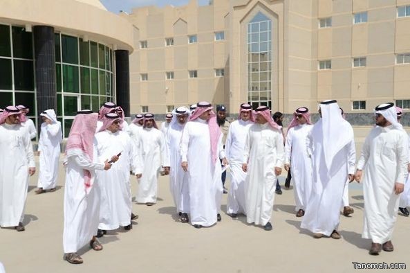 مدير جامعة الملك خالد يتفقد مبنى كلية المجتمع بالمحالة