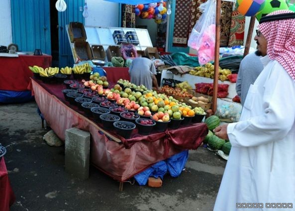 لوحات فنية زاهية لألوان الفاكهة التي تزين طرقات عسير على مدار24 ساعة