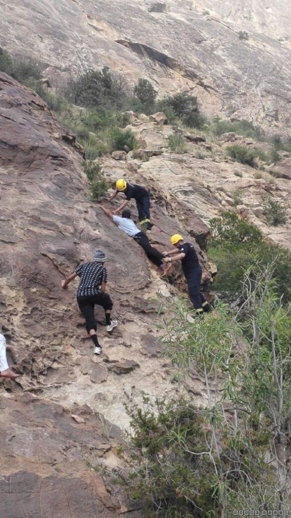 مدني #تنومة ينقذ شابا علق في جبل منعا