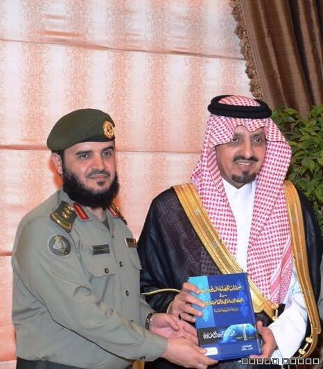 امير منطقة عسير يتسلم نسخه من كتاب الحصانة الدبلوماسية للعقيد "ال هادي "