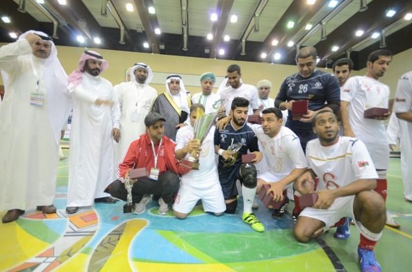 وكيل امارة عسير يتوج منتخب عمان بكاس البطولة الخليجية.