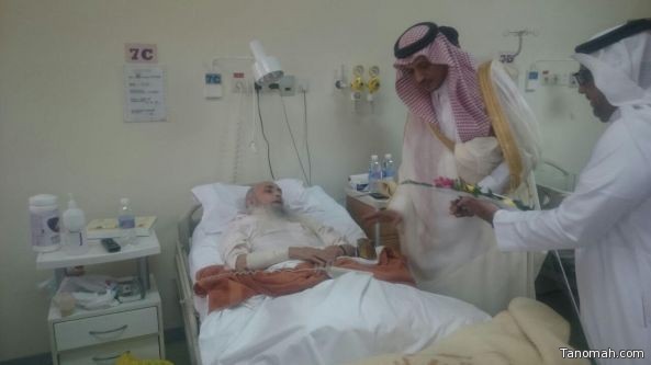 محافظ #بيشة يعايد المرضي المنومين بمستشفي الملك عبدالل