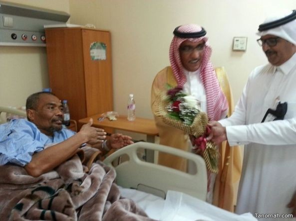 محافظ خميس مشيط يعايد المرضى ويشاركهم فرحة العيد