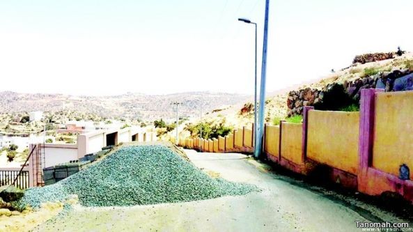 «مقاول مقبرة» يغلق طريق قرية أكرم في #النماص