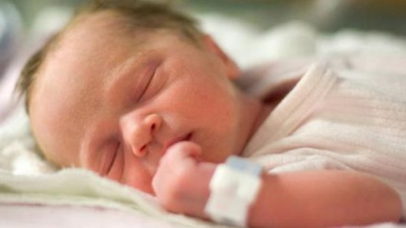 نوم الرضع في غرفة آبائهم يحد من حالات موتهم المفاجئ