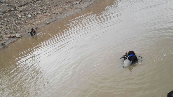 فرق #الدفاع_المدني تنتشل جثة طفل  غرق في مستنقع بـ #خميس_مشيط