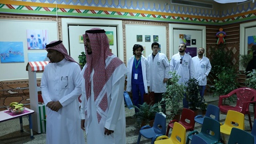 كلية الطب بجامعة الملك خالد تشارك الأطفال المعوقين أسبوع الشجرة وتهديهم وتجرب الكرسي