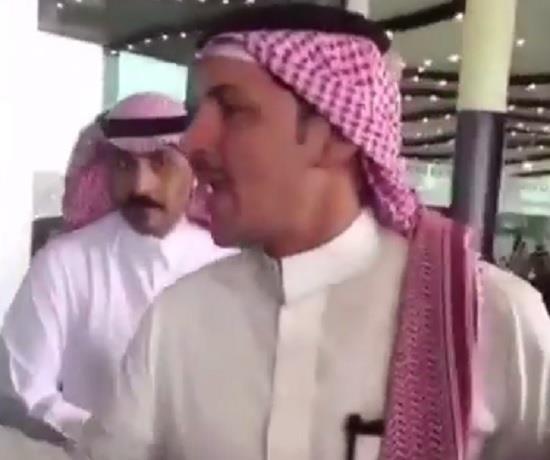 إعلامي ينفعل على مشجع اتحادي في مطار الرياض ويتوعده.. ثم يوضح السبب