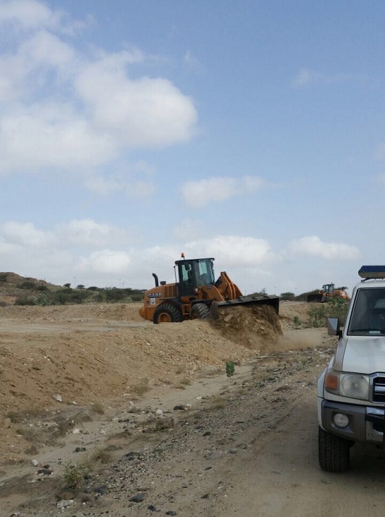 بلدية بارق بالتعاون مع لجنة التعديات تزيل الإحداثات من الأراضي الحكومية شرقي الجامعة