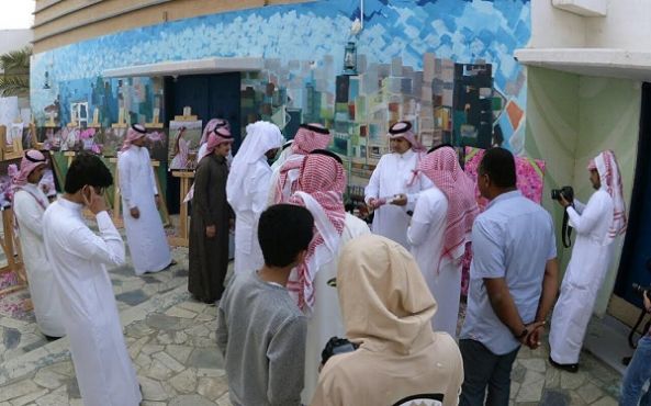 العمرة يفتتح معرض نادي عسير الفوتوغرافي للورد الطائفي بالمفتاحة