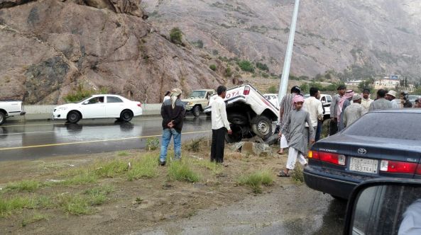 عمود إنارة يحتجز شاب داخل سيارته في #تنومة