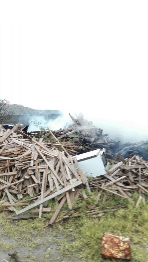 الدفاع المدني يخمد حريق في حوش اخشاب بتنومة
