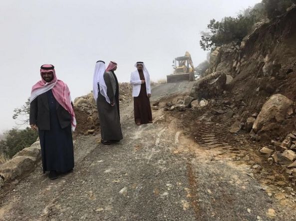 بلدية بنى عمرو تصلح الانهيارات وتزيل أضرار السيول