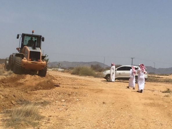 بلدية بارق و لجنة التعديات تقوم بإزالة الإحداثات بعمساء ثلوث المنظر