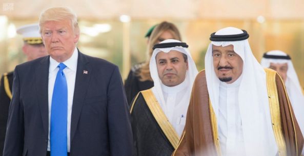 الرئيس الأمريكي يصل الرياض ، وخادم الحرمين الشريفين في مقدمة مستقبليه