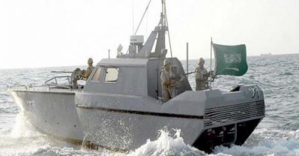 القوات البحرية تتصدى لثلاثة زوارق دخلت المياه الإقليمية السعودية وتم القبض على أحد الزوارق الذي كان محملا بالأسلحة