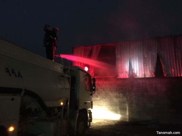 الدفاع المدني يخمد حريقا شب في مستودع اعلاف بسراة عبيدة