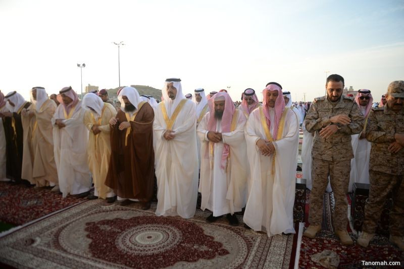 أمير منطقة عسير يتقدم جموع المصلين لصلاة عيد الأضحى المبارك