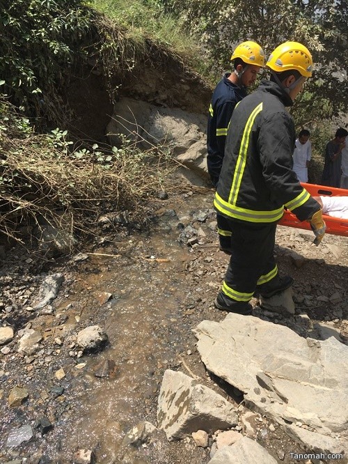 الدفاع المدني ينقذ شاب سقط من مرتفع في رجال المع