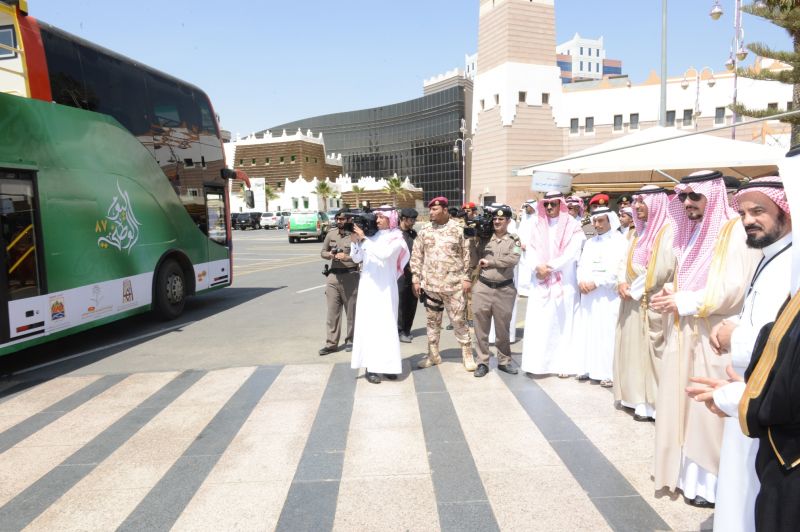 أمير عسير ونائبه يدشنان مسيرة "صحة وأمن"