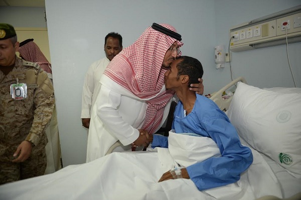 ‏نائب أمير عسير يزور المصابين من رجال الأمن في مستشفى القوات المسلحة بخميس مشيط