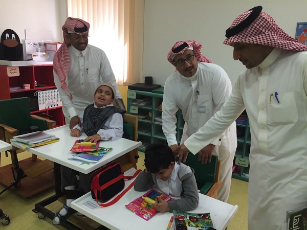 فرع الجمعية السعودية للفنون التشكيلية تزور مركز الاطفال المعوقين بعسير لتفعيل اتفاقيتهما