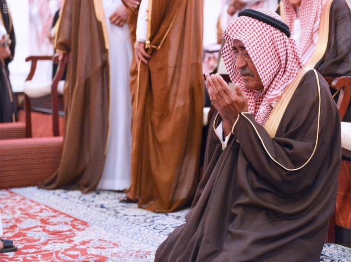 الأميران أحمد بن عبدالعزيز ومقرن بن عبدالعزيز يؤديان صلاة الميت على الأمير #منصور_بن_مقرن ومرافقيه