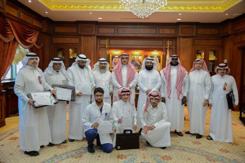 مدير جامعة الملك خالد يكرم 6 طلاب حصلوا على جوائز عالمية
