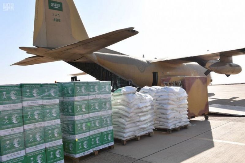 المشرف العام على مركز الملك سلمان للإغاثة ينوه بتشغيل مطار الغيظة اليمني بالمهرة