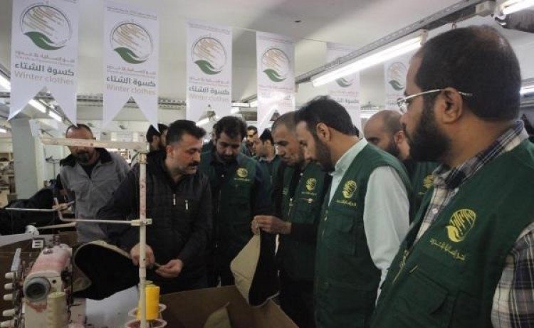فريق مركز الملك سلمان للإغاثة يقف على مصانع الكسوة الشتوية للنازحين السوريين