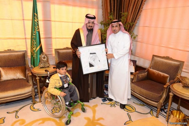 أمير عسير يتسلم التقرير السنوي لجمعية الأطفال المعوقين أمير عسير يتسلم التقرير السنوي لجمعية الأطفال المعوقين