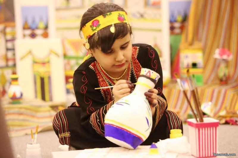 نورال الشهري: طفلة تخطف أضواء زوار قرية عسير في الجنادرية بإجادتها فن القط والنقش