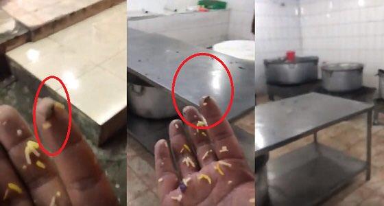 إغلاق مطعم في خميس مشيط بعد نشر مواطن مقطعاً عن وجود "صرصار" في الأرز