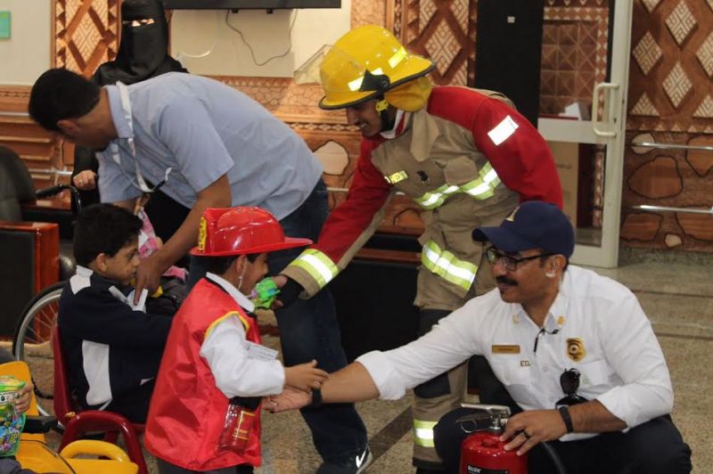 اطفال عسير يحتفلون باليوم العالمي للدفاع المدني