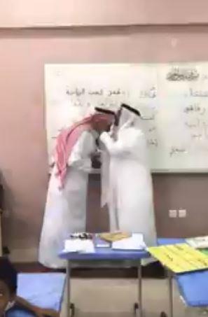 مدير تعليم محايل عسير يصر على تقبيل رأس معلم بعد إجادة طلابه بالصف الأول القراءة والكتابة