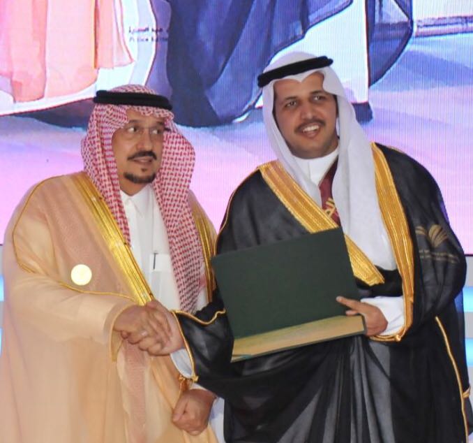 أمير الرياض يكرم عماد آل منفر لحصولة على مرتبة الشرف الأولى في نيل درجة الماجستير