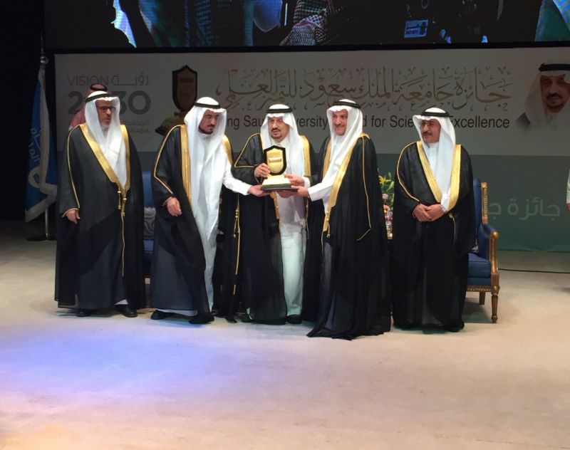 بالصور: أمير الرياض يتوج الدكتور بن شباب بجائزة المركز الأول في جودة البحث العلمي