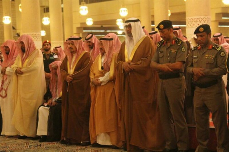 أمير الرياض والمفتي يتقدمان المصلين على مؤذن الجامع الكبير
